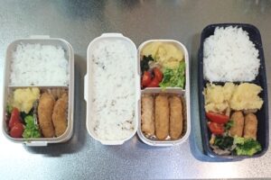 50代のお父さんが作った家族弁当。今日はメンチカツ弁当、女子高生の娘と社会人の息子とお父さんのお弁当