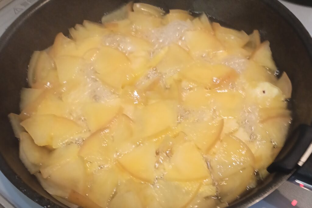 お弁当のおかず調理中