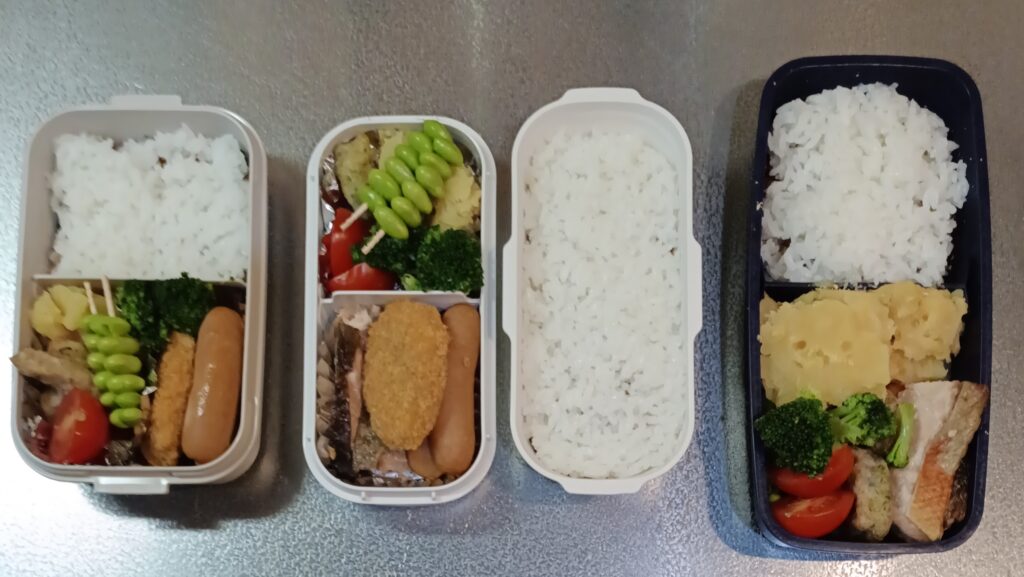 50代のお父さんが作ったお弁当
メインはソーセージ、冷凍コロッケ、鮭