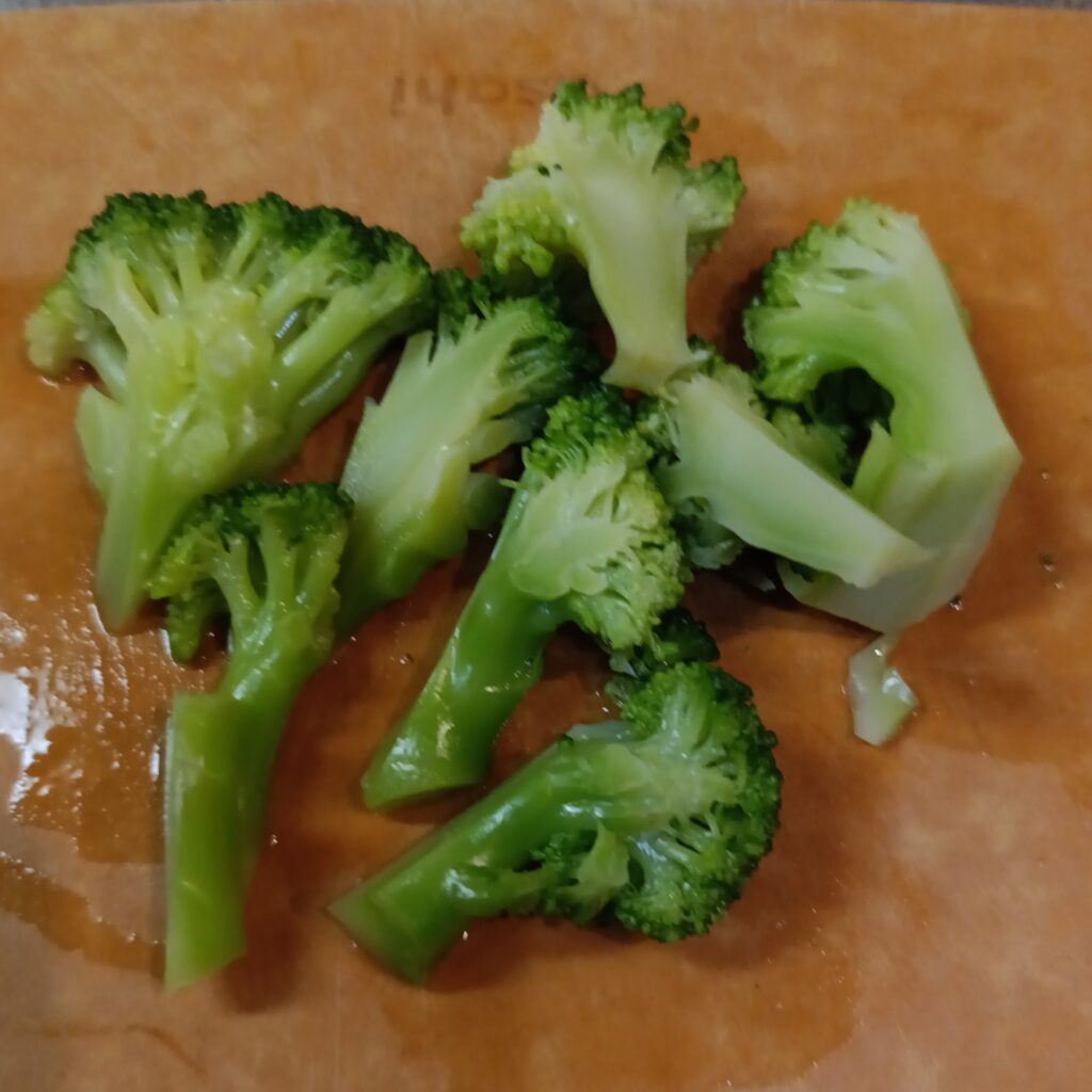 茹でて食べやすい大きさにカットしたブロッコリー
