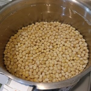 水に浸けた大豆