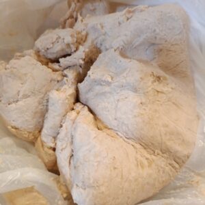 ゴミ袋で潰している様子　つぶした後