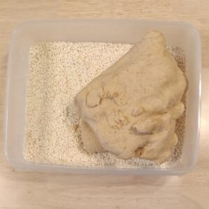 大豆と塩切り麹を混ぜている様子　前