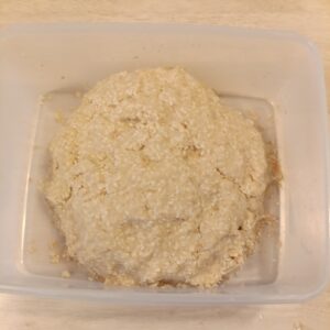 大豆と塩切り麹を混ぜている様子　後