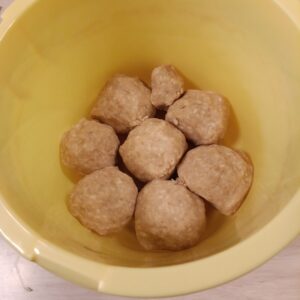 容器に詰めた味噌　団子状