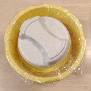 ラップと重しを乗せ、外側をラップで覆った完成状態