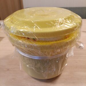 ラップと重しを乗せ、外側をラップで覆った完成状態　ひもで密封